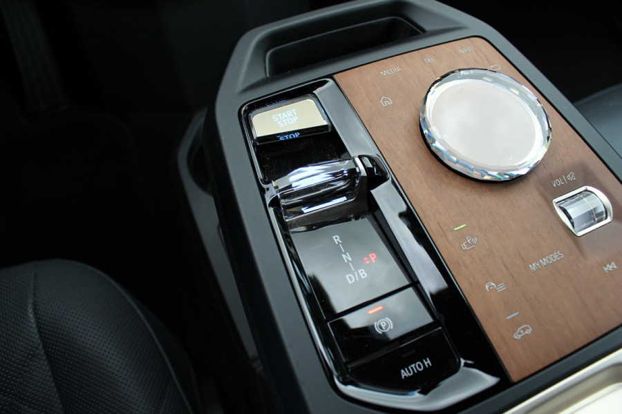 BMW iX M60 High Executive 112 kWh 27.972 km! / SOh 96,8% / Trekhaak / Panoramadak / 360Camera / Head-up / Bowers&Wilkens / Softclose / 22'' / Luchtvering / Laser LED / CarPlay / Volleder / Stoel+Stuurverwarming / Dodehoek / DAB / ACC