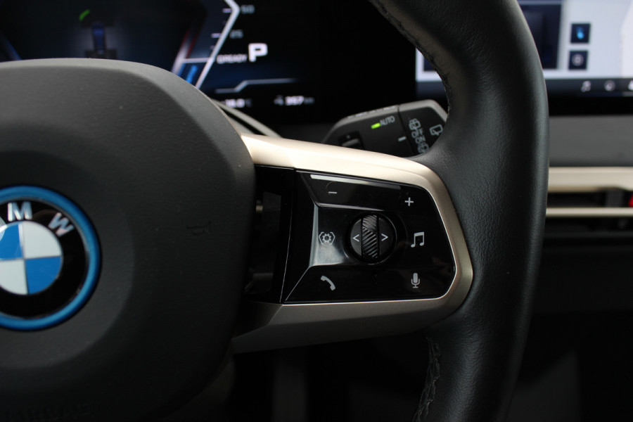 BMW iX M60 High Executive 112 kWh 27.972 km! / SOh 96,8% / Trekhaak / Panoramadak / 360Camera / Head-up / Bowers&Wilkens / Softclose / 22'' / Luchtvering / Laser LED / CarPlay / Volleder / Stoel+Stuurverwarming / Dodehoek / DAB / ACC