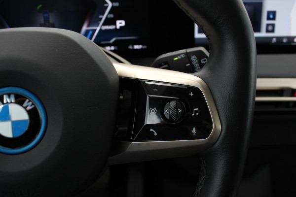 BMW iX M60 High Executive 112 kWh 27.972 km! / SOh 96,8% / Trekhaak / Panoramadak / 360Camera / Head-up / Bowers&Wilkens / Softclose / 22'' / Luchtvering / Laser LED / CarPlay / Volleder / Stoel+Stuurverwarming / Dodehoek / DAB / ACC