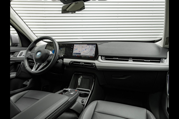 BMW iX1 eDrive20 - 67kWh - Memoryzetel - Massage - Harman Kardon - Camera