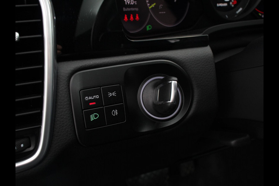 Porsche Cayenne Coupé 3.0 E-Hybrid 476pk Platinum Edition Leder Panorama dak Luchtvering Comfortstoelen Electrische Navigatie Climate Control Cruise control Lichtmetalen velgen Apple Carplay/ Android Auto