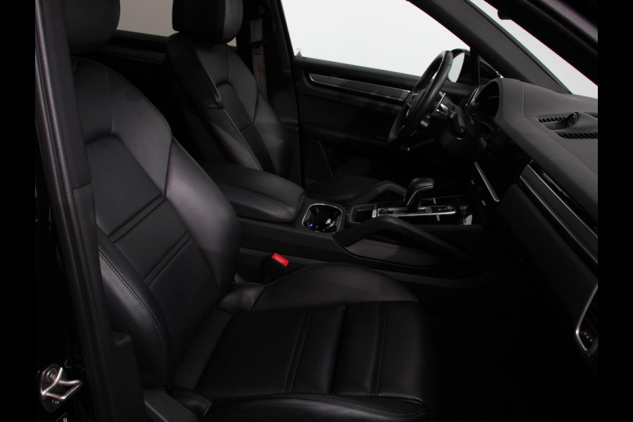 Porsche Cayenne Coupé 3.0 E-Hybrid 476pk Platinum Edition Leder Panorama dak Luchtvering Comfortstoelen Electrische Navigatie Climate Control Cruise control Lichtmetalen velgen Apple Carplay/ Android Auto
