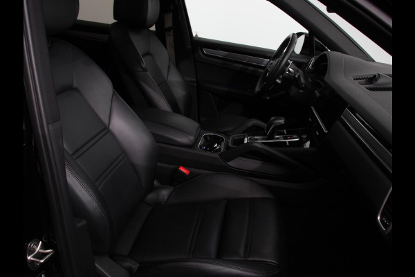 Porsche Cayenne Coupé 3.0 E-Hybrid 476pk Platinum Edition Leder Panorama dak Luchtvering Comfortstoelen Electrische Navigatie Climate Control Cruise control Lichtmetalen velgen Apple Carplay/ Android Auto