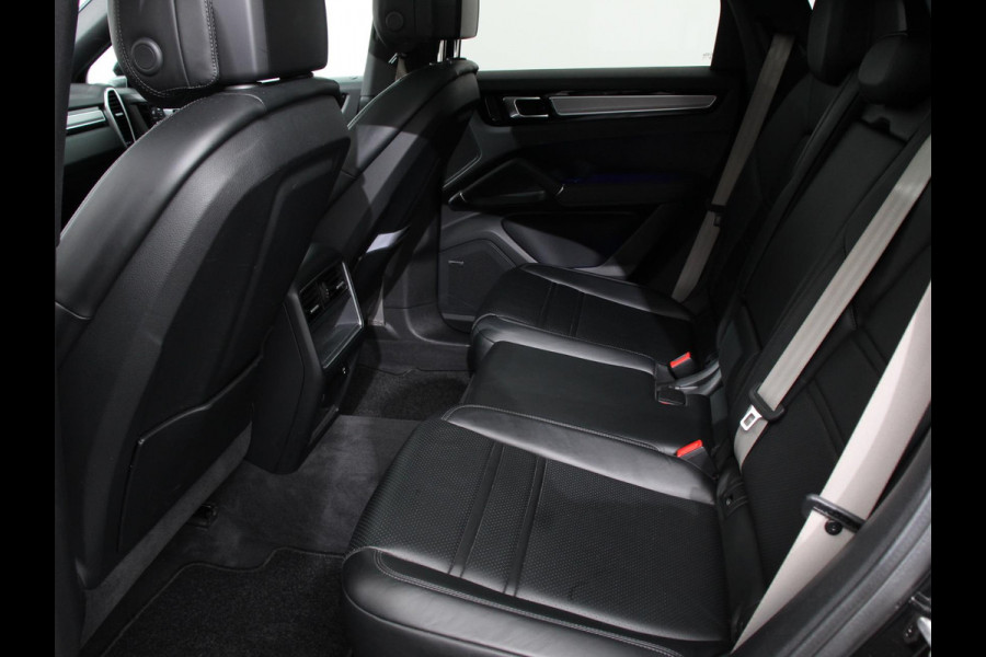 Porsche Cayenne Coupé 3.0 E-Hybrid 476pk Platinum Edition Leder Panorama dak Luchtvering Comfortstoelen Electrische Navigatie Climate Control Cruise control Lichtmetalen velgen Apple Carplay/ Android Auto