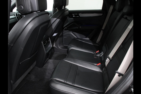 Porsche Cayenne Coupé 3.0 E-Hybrid 476pk Platinum Edition Leder Panorama dak Luchtvering Comfortstoelen Electrische Navigatie Climate Control Cruise control Lichtmetalen velgen Apple Carplay/ Android Auto