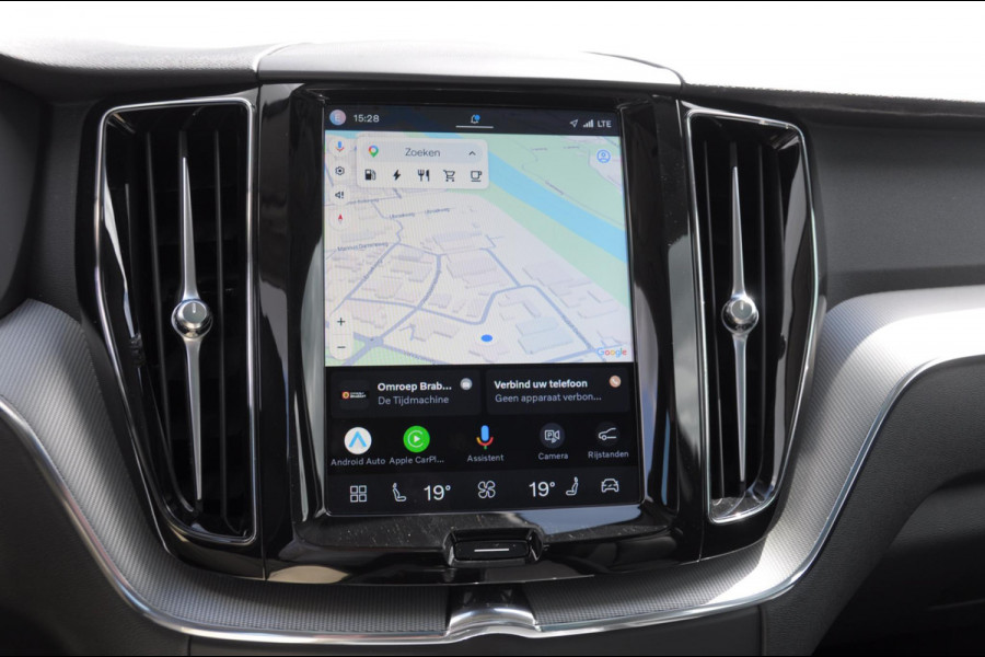 Volvo XC60 T6 350PK Automaat AWD Plus Bright / Panoramadak / Climate control / Parkeersensoren met camera / Elektrische stoelen / elektrische achterklep / Lederen bekleding / Apple carplay / Allseason banden