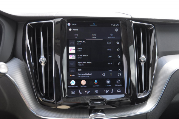 Volvo XC60 T6 350PK Automaat AWD Plus Bright / Panoramadak / Climate control / Parkeersensoren met camera / Elektrische stoelen / elektrische achterklep / Lederen bekleding / Apple carplay / Allseason banden