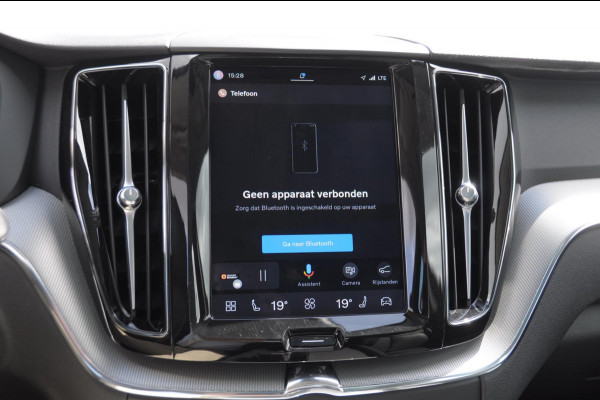 Volvo XC60 T6 350PK Automaat AWD Plus Bright / Panoramadak / Climate control / Parkeersensoren met camera / Elektrische stoelen / elektrische achterklep / Lederen bekleding / Apple carplay / Allseason banden