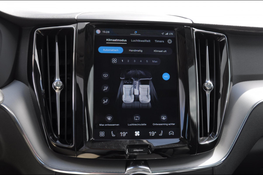 Volvo XC60 T6 350PK Automaat AWD Plus Bright / Panoramadak / Climate control / Parkeersensoren met camera / Elektrische stoelen / elektrische achterklep / Lederen bekleding / Apple carplay / Allseason banden