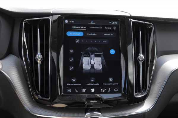 Volvo XC60 T6 350PK Automaat AWD Plus Bright / Panoramadak / Climate control / Parkeersensoren met camera / Elektrische stoelen / elektrische achterklep / Lederen bekleding / Apple carplay / Allseason banden