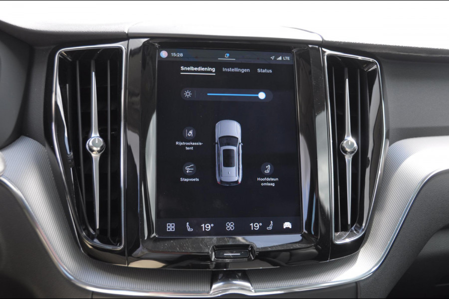Volvo XC60 T6 350PK Automaat AWD Plus Bright / Panoramadak / Climate control / Parkeersensoren met camera / Elektrische stoelen / elektrische achterklep / Lederen bekleding / Apple carplay / Allseason banden