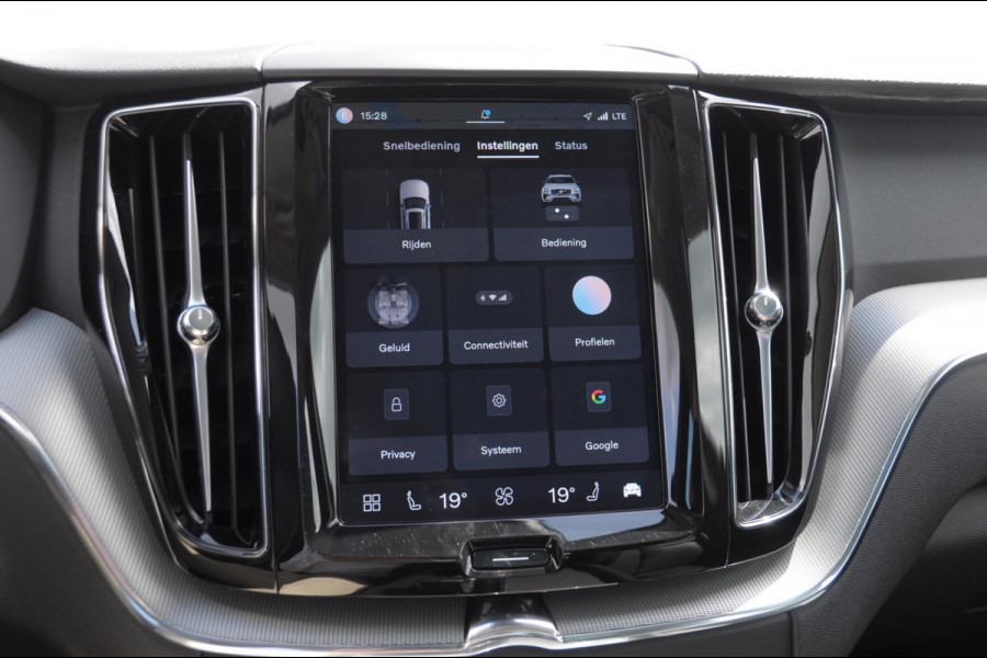 Volvo XC60 T6 350PK Automaat AWD Plus Bright / Panoramadak / Climate control / Parkeersensoren met camera / Elektrische stoelen / elektrische achterklep / Lederen bekleding / Apple carplay / Allseason banden