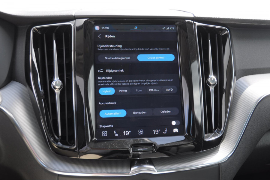 Volvo XC60 T6 350PK Automaat AWD Plus Bright / Panoramadak / Climate control / Parkeersensoren met camera / Elektrische stoelen / elektrische achterklep / Lederen bekleding / Apple carplay / Allseason banden