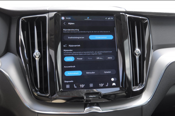 Volvo XC60 T6 350PK Automaat AWD Plus Bright / Panoramadak / Climate control / Parkeersensoren met camera / Elektrische stoelen / elektrische achterklep / Lederen bekleding / Apple carplay / Allseason banden