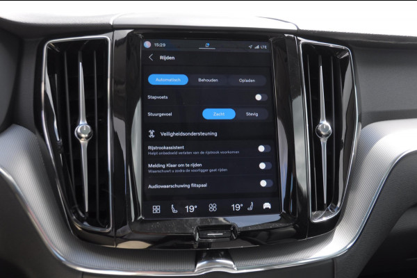 Volvo XC60 T6 350PK Automaat AWD Plus Bright / Panoramadak / Climate control / Parkeersensoren met camera / Elektrische stoelen / elektrische achterklep / Lederen bekleding / Apple carplay / Allseason banden