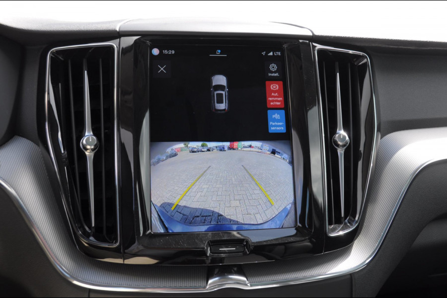 Volvo XC60 T6 350PK Automaat AWD Plus Bright / Panoramadak / Climate control / Parkeersensoren met camera / Elektrische stoelen / elektrische achterklep / Lederen bekleding / Apple carplay / Allseason banden