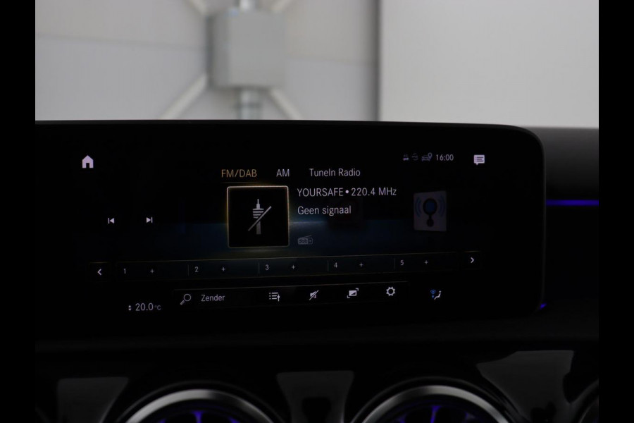 Mercedes-Benz A-Klasse AMG 35 4Matic Night | Panoramadak | Carplay | Widescreen | Stoelverwarming | Burmester | 360 camera | Sfeerverlichting | Leder/Alcantara | Navigatie
