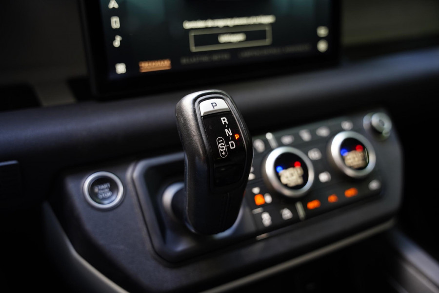 Land Rover Defender P400 110 X-Dynamic 7p. GERESERVEERD