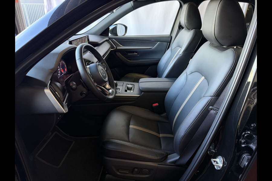 Mazda CX-60 2.5 e-SkyActiv PHEV HOMURA PANO SCHUIFDAK STOEL/STUUR.VERW/VENTILATIE HEADUP ELEK.STOEL AWD 4X4 4WD ✅ Top Auto's Wijchen. Al 30 Jaar verkoop van Mazda , Alle Modellen PHEV / HEV / BENZINE✅