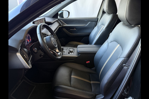 Mazda CX-60 2.5 e-SkyActiv PHEV HOMURA PANO SCHUIFDAK STOEL/STUUR.VERW/VENTILATIE HEADUP ELEK.STOEL AWD 4X4 4WD ✅ Top Auto's Wijchen. Al 30 Jaar verkoop van Mazda , Alle Modellen PHEV / HEV / BENZINE✅