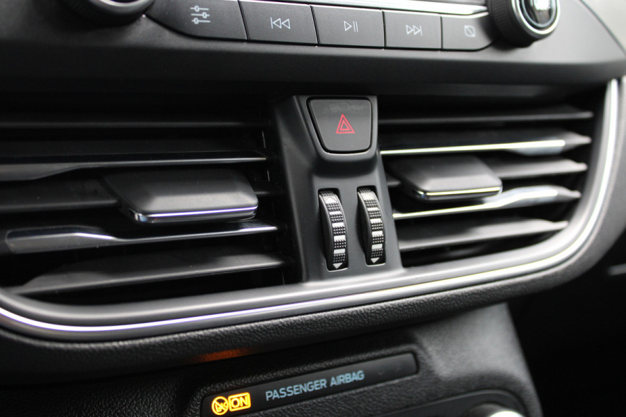 Ford FOCUS Wagon 1.0 EcoBoost Titanium Business | Achteruitrijcamera | Stoelverwarming | Trekhaak