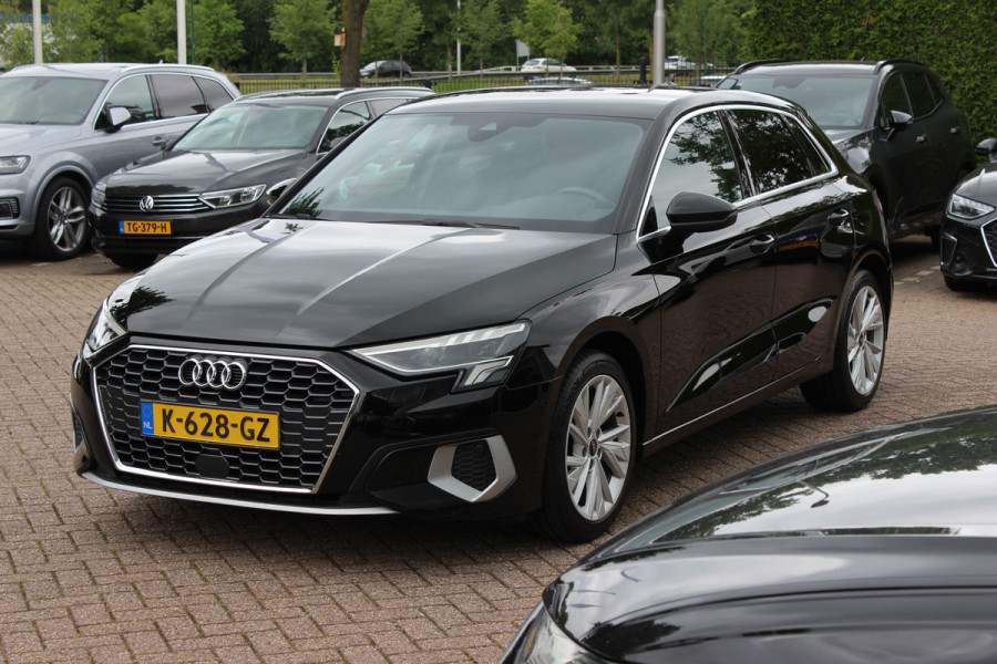 Audi A3 Sportback 30 TFSI Business edition / Trekhaak / CarPlay / Parkeerhulp achter / 17'' / LED Koplampen / Getint glas / DAB / Cruise Control