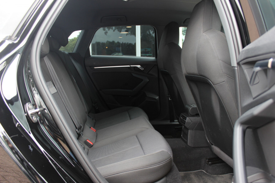 Audi A3 Sportback 30 TFSI Business edition / Trekhaak / CarPlay / Parkeerhulp achter / 17'' / LED Koplampen / Getint glas / DAB / Cruise Control