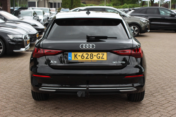 Audi A3 Sportback 30 TFSI Business edition / Trekhaak / CarPlay / Parkeerhulp achter / 17'' / LED Koplampen / Getint glas / DAB / Cruise Control