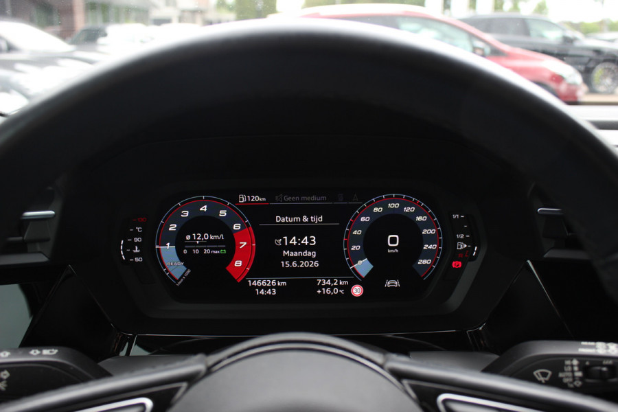 Audi A3 Sportback 30 TFSI Business edition / Trekhaak / CarPlay / Parkeerhulp achter / 17'' / LED Koplampen / Getint glas / DAB / Cruise Control