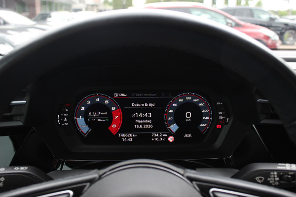 Audi A3 Sportback 30 TFSI Business edition / Trekhaak / CarPlay / Parkeerhulp achter / 17'' / LED Koplampen / Getint glas / DAB / Cruise Control