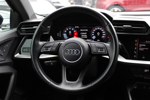 Audi A3 Sportback 30 TFSI Business edition / Trekhaak / CarPlay / Parkeerhulp achter / 17'' / LED Koplampen / Getint glas / DAB / Cruise Control