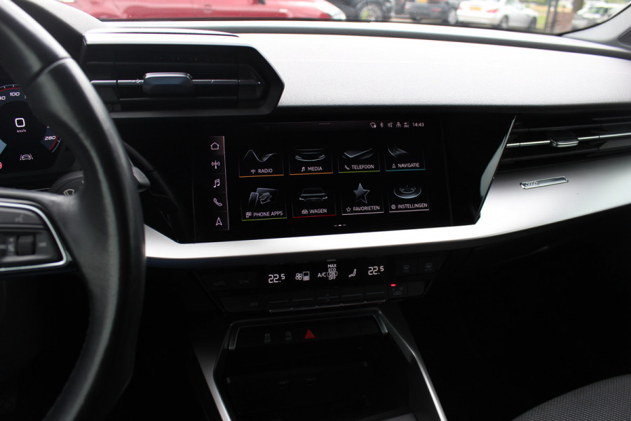 Audi A3 Sportback 30 TFSI Business edition / Trekhaak / CarPlay / Parkeerhulp achter / 17'' / LED Koplampen / Getint glas / DAB / Cruise Control