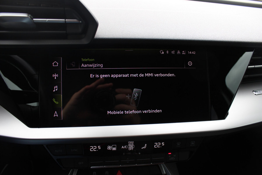 Audi A3 Sportback 30 TFSI Business edition / Trekhaak / CarPlay / Parkeerhulp achter / 17'' / LED Koplampen / Getint glas / DAB / Cruise Control