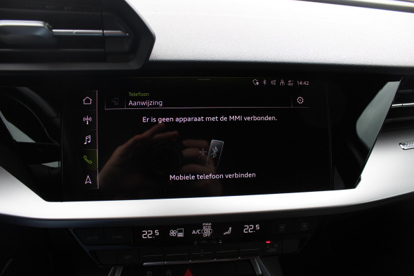 Audi A3 Sportback 30 TFSI Business edition / Trekhaak / CarPlay / Parkeerhulp achter / 17'' / LED Koplampen / Getint glas / DAB / Cruise Control