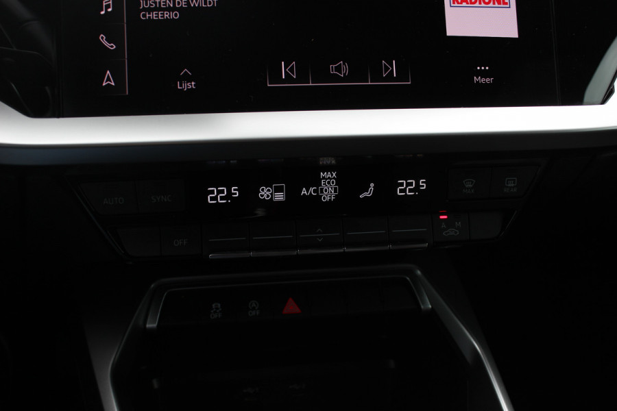 Audi A3 Sportback 30 TFSI Business edition / Trekhaak / CarPlay / Parkeerhulp achter / 17'' / LED Koplampen / Getint glas / DAB / Cruise Control