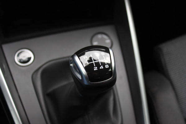 Audi A3 Sportback 30 TFSI Business edition / Trekhaak / CarPlay / Parkeerhulp achter / 17'' / LED Koplampen / Getint glas / DAB / Cruise Control