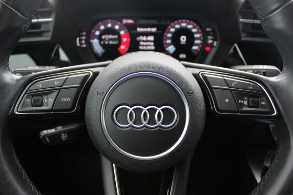 Audi A3 Sportback 30 TFSI Business edition / Trekhaak / CarPlay / Parkeerhulp achter / 17'' / LED Koplampen / Getint glas / DAB / Cruise Control