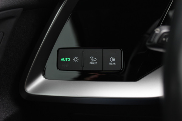 Audi A3 Sportback 30 TFSI Business edition / Trekhaak / CarPlay / Parkeerhulp achter / 17'' / LED Koplampen / Getint glas / DAB / Cruise Control