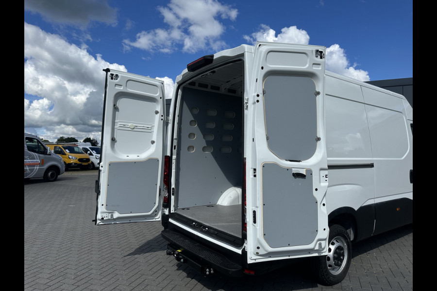 Iveco Daily 35S14 2.3D 136 PK FACELIFT / L2H2 / ** 20.950 KM ** / TREKHAAK / 3.500 KG AHG / 270 ACHTERDEUREN / ECC AIRCO / APPLE CARPLAY / 3