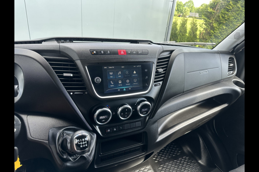 Iveco Daily 35S14 2.3D 136 PK FACELIFT / L2H2 / ** 20.950 KM ** / TREKHAAK / 3.500 KG AHG / 270 ACHTERDEUREN / ECC AIRCO / APPLE CARPLAY / 3