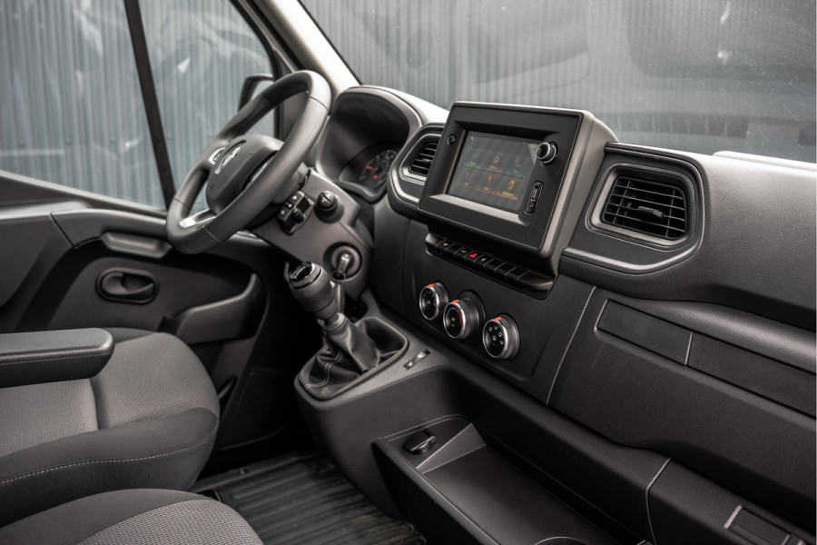 Renault Master **Bleu DCI 135PK | L2H2 | Nieuw | Navi | 3-Zits | LED | Cruise | Airco**