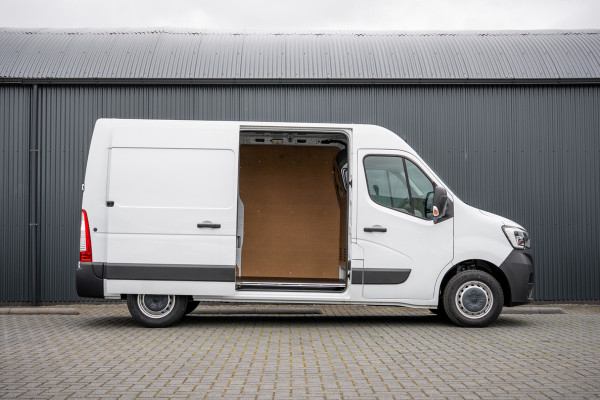 Renault Master **Bleu DCI 135PK | L2H2 | Nieuw | Navi | 3-Zits | LED | Cruise | Airco**