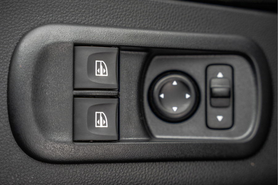 Renault Master **Bleu DCI 135PK | L2H2 | Nieuw | Navi | 3-Zits | LED | Cruise | Airco**