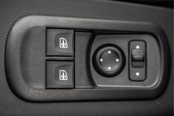 Renault Master **Bleu DCI 135PK | L2H2 | Nieuw | Navi | 3-Zits | LED | Cruise | Airco**