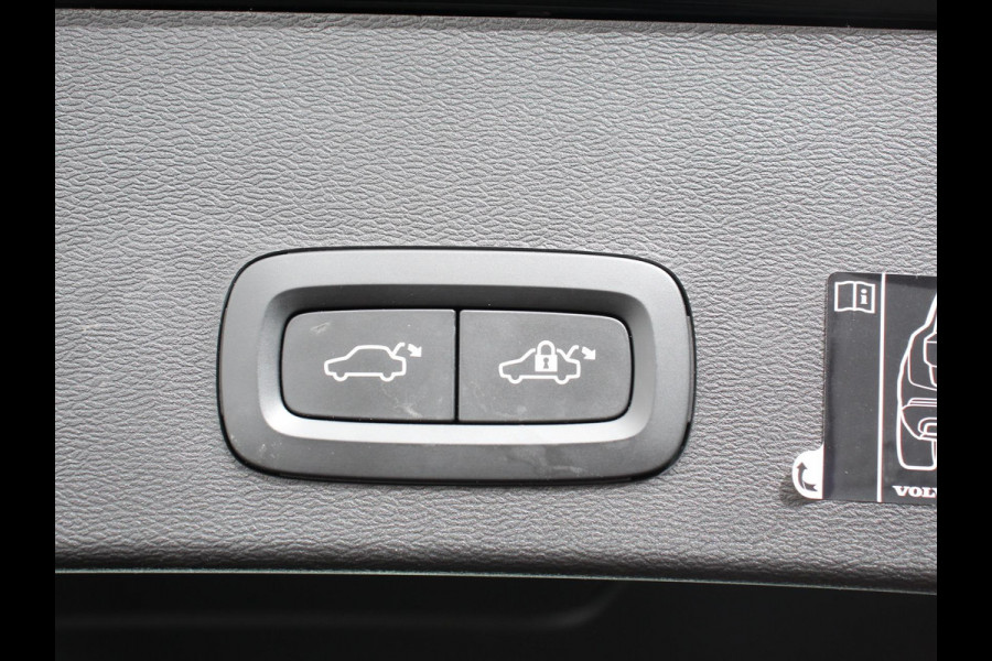 Volvo XC40 2.0 T3 Momentum Navigatie Climate control Cruise control Parkeersensor achter LED Navigatie Verwarmde voorstoelen Apple Carplay/ Android Auto