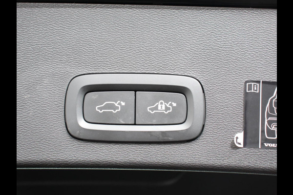 Volvo XC40 2.0 T3 Momentum Navigatie Climate control Cruise control Parkeersensor achter LED Navigatie Verwarmde voorstoelen Apple Carplay/ Android Auto