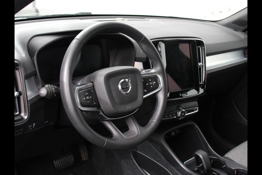 Volvo XC40 2.0 T3 Momentum Navigatie Climate control Cruise control Parkeersensor achter LED Navigatie Verwarmde voorstoelen Apple Carplay/ Android Auto