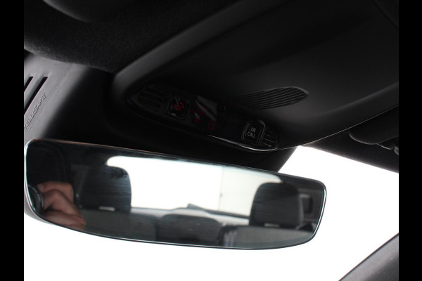 Volvo XC40 2.0 T3 Momentum Navigatie Climate control Cruise control Parkeersensor achter LED Navigatie Verwarmde voorstoelen Apple Carplay/ Android Auto