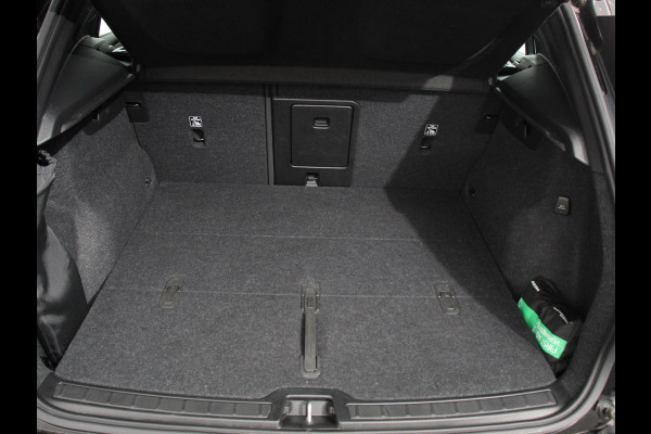 Volvo XC40 2.0 T3 Momentum Navigatie Climate control Cruise control Parkeersensor achter LED Navigatie Verwarmde voorstoelen Apple Carplay/ Android Auto