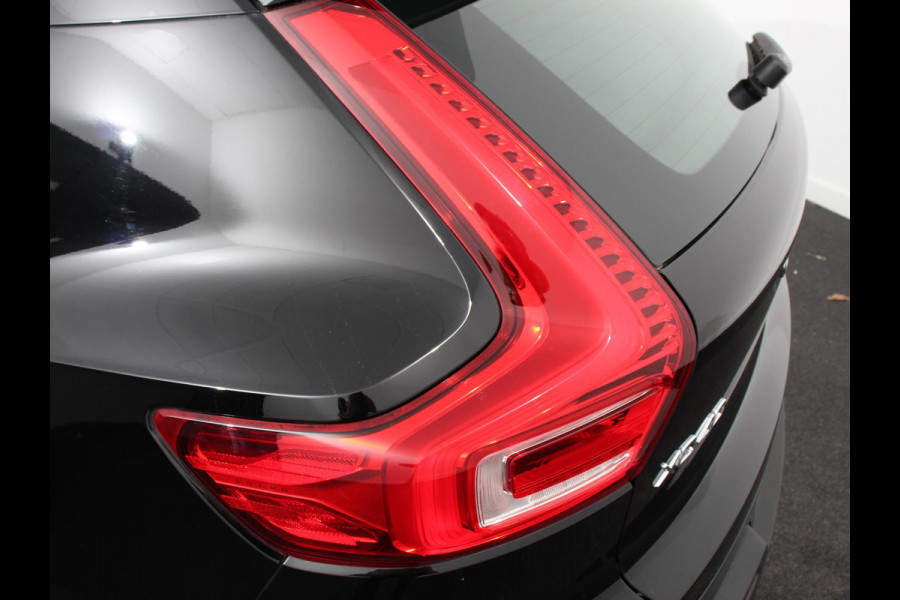 Volvo XC40 2.0 T3 Momentum Navigatie Climate control Cruise control Parkeersensor achter LED Navigatie Verwarmde voorstoelen Apple Carplay/ Android Auto